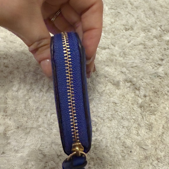 Like New Tory Burch T‑Monogram Contrast Embossed Small Envelope Wallet - Picture 5 of 9